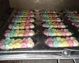 Foto langkah ke 8 dari resep Lidah Kucing Pelangi.