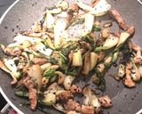 Foto del passaggio 7 della ricetta Pak choi con pollo al sesamo nero