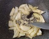 Foto langkah ke 2 dari resep Ayam Goreng Tepung saus Lada Hitam.