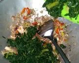 Foto langkah ke 4 dari resep Tumis daun singkong dan daun pepaya.