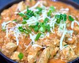 Foto del paso 4 de la receta: Pollo con salsa de queso sobre colchón de papas fritas 🇨🇱