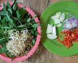 Foto langkah ke 1 dari resep Cah Kangkung Tauge Saus Tiram Pedas.