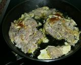 Foto del paso 2 de la receta Manitas de cerdo guisadas en salsa de tomate