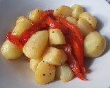 Foto del paso 3 de la receta: Lubina a la plancha con patatas, guindilla y limón