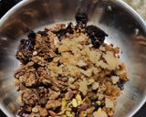 डिंक खजुर सुकामेवा लाडू (dink khajur sukhamewa laddu recipe in marathi) रेसिपी स्टेप 3 फोटो 