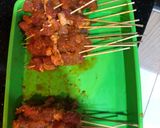 Foto langkah ke 3 dari resep Sate babi bawah pohon.