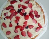 Foto del passaggio 8 della ricetta Torta a due piani con crema chantilly e frutti di bosco e panna