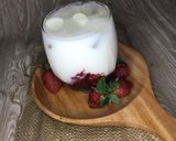 Foto langkah ke 4 dari resep Korean Strawberry Milk.
