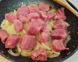 Foto del paso 2 de la receta: Solomillo de cerdo encebollados con pimiento italiano