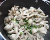 Foto del paso 2 de la receta: Salsa de champiñones para tortellini de carne