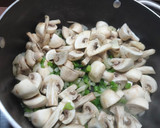 Foto del paso 2 de la receta: Salsa de champiñones para tortellini de carne