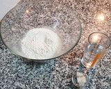 Foto del paso 1 de la receta: Pizza con Harina Fuerza (24 hs Fermentación)