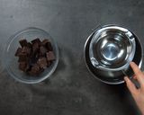 Une image de l'étape 2 de Saucisson au chocolat et chamallows.