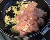 Une image de l'étape 8 de Poulet aux olives violettes, sauce crème au citron confit et coriandre.