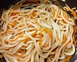 Hình bước làm 2 của món Mì udon xào nấm