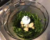 Une image de l'étape 5 de Pesto de fanes de radis à l ail fumé et trois fromages (recette anti gaspi).