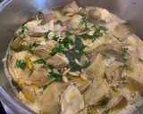 Foto del paso 2 de la receta: Alcachofas hervidas con ajos, perejil y piñones