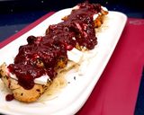 Foto del paso 6 de la receta: Montaditos de pollo con salsa de frutos rojos y queso de cabra