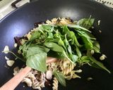 รูปขั้นตอนการทำที่ 4 ของ ฟูซิลลี่ผัดหมูสับปลาเค็มพริกแห้งโหระพา