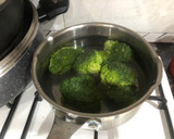 Foto del paso 2 de la receta: Muslo de pollo a la plancha con guarnición de brócoli salteado