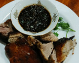 Foto del paso 5 de la receta: Cerdo asado con aderezo de salsa soya, perejil y ajo