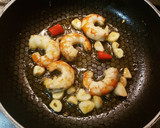Foto del paso 3 de la receta: Langostinos y gulas del norte picantonas