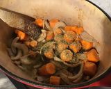 Une image de l'étape 7 de Rôti de porc en cocotte aux carottes,oignons et champignons (cuisson au four).