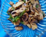 A picture of step 3 of Sauted paneer Mushroom.