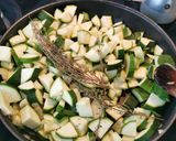 Une image de l'étape 1 de Clafoutis salés : courgettes et feta.