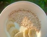 Hình bước làm 4 của món Sữa chua+ yến mạch+ chuối 🍌👀