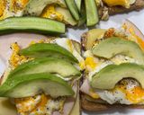 صورة لخطوة 3 من وصفة أفوكادو مع البيض والتركي وجبنة هافارتي🥑🥪🧀🍳