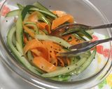 Foto del paso 3 de la receta: Ensalada de pepino zanahoria!con aliño Japanese!