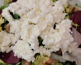 Foto del paso 2 de la receta Ensalada gourmet con aguacate, requesón, frutos secos y miel
