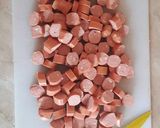 Tejszínes-sajtos rakott krumpli virslivel recept fázis 2 fotója