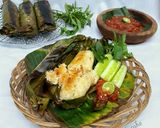 Foto langkah ke 6 dari resep Nasi Bakar ayam suwir pedas.