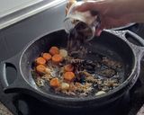 Foto del paso 7 de la receta: Pollo guisado con boletus y trufa