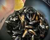 Foto del paso 2 de la receta: Mejillones al vapor con un toque de pimentón