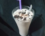 A picture of step 6 of Oreo ice cream milkshake.