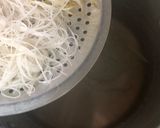 รูปขั้นตอนการทำที่ 2 ของ ก๋วยเตี๋ยวหมี่ลูกชิ้น 🍜