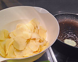 Foto del paso 4 de la receta: Tortilla de patatas con cebolla ("casi" como la de mi madre👸)