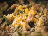 Receta exprés de arroz integral con verduras y gambas