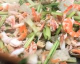 Hình bước làm 2 của món Bún gạo xào cá hồi