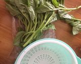 Hình bước làm 1 của món Canh mồng tơi với tôm sú và giò sống