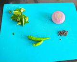 A picture of step 2 of Vada and coconut chutney.