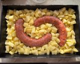 Sült kolbász tepsis krumplival recept fázis 2 fotója