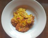 Foto langkah ke 5 dari resep Dadar Telur Jagung+Lele.