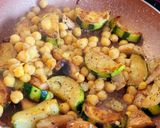 Foto del paso 2 de la receta: Salteado de calabacín con garbanzos y champiñones