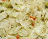 Foto del passaggio 3 della ricetta Finocchi aglio olio e peperoncino