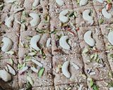 તલ શિંગ માવા ચીક્કી (Til Shing Mawa Chiki Recipe In Gujarati) રેસીપી સ્ટેપ3ફોટો