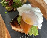 Foto del paso 3 de la receta: Tosta gourmet de huevo escalfado con salmón y aguacate con ensalada de granada
